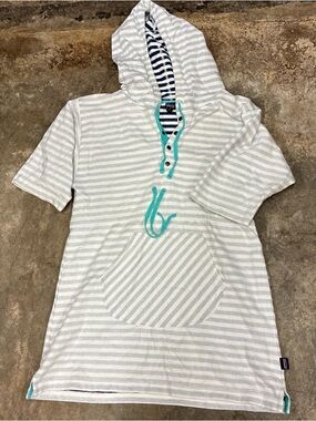 Patagonia women’s Hooded Short-Sleeve Top in Light Gray & White Teal Drawcord